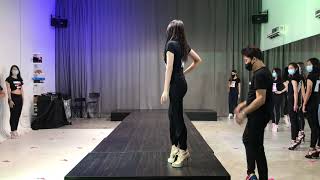 Solo  Learn catwalk  Modeling  Runway walk  How to walk [upl. by Gildus]