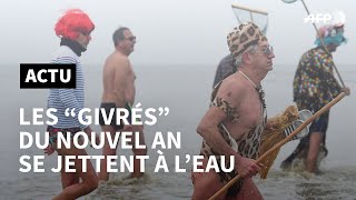 Nouvel An traditionnel bain pour quotles givrésquot de MalolesBains  AFP News [upl. by Rainwater677]