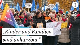 Protestzug gegen Sparpaket des Berliner Senats [upl. by Nyar]