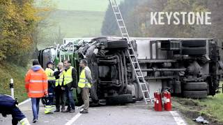 Unfall in Endingen  Lastwagen rammt Postauto [upl. by Alfonse198]