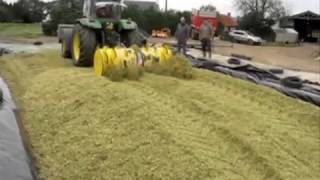 ENSILAGE  CONFECTIONNER LES SILOS AVEC UN ÉPANDEUR [upl. by Nira]