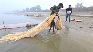 जाली द्वार छोटी मछली पकड़ने का अद्भुत दृश्य  Amazing view of catching small fish by water fishing [upl. by Anastatius]