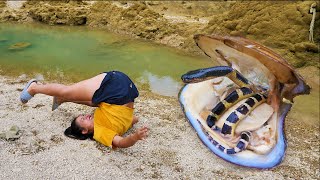 The girl encountered an oyster and a snake fighting The pearls inside are very unique [upl. by Brittan]