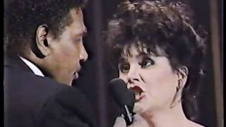 Linda Ronstadt amp Aaron Neville Dont Know Much live 1990 [upl. by Atinehs81]