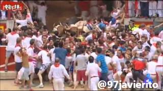 Séptimo encierro San FermÍn 2013  MONTÓN EN EL CALLEJÓN  DANGEROUS RUNNING OF THE BULLS [upl. by Thacker32]