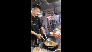 The cooking process for fried rice fried noodles and fried rice vermicelli in Chinese cuisine [upl. by Enaed]