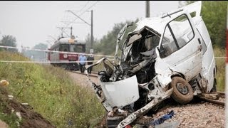 Un train percute un bus en Pologne  9 morts et un blessé [upl. by Gudrun]