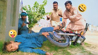 comedy funny videos 🤣😅 ek bacche ne motorcycle janbujhkar gira kar logon ko chuna lagane Laga😂🤣 [upl. by Annahs]