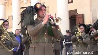 Un due tre arrivano i bersaglie La fanfara dei bersaglieri in piazza Salandra a Nardò LE [upl. by Aciraa]