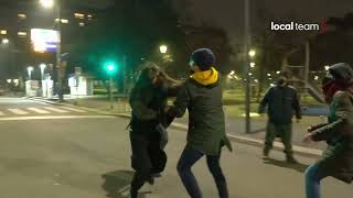 Milano protesta studenti No Pass manifestanti tentano blocco V Romagna polizia ne ferma diversi [upl. by Ridan]