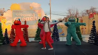 Sesame Street friends doing the ❄️ shuffle Furry friends holiday dance party🎄⛄ [upl. by Wiles]