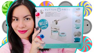 ¿Cómo hacer CHAPITAS en casa 🟣  Unboxing y Review BUTTON PRESS We r memory keepers  Laura Cosas [upl. by Omolhs]