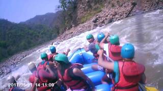 river rafting accident at rishikesh dangerous rapid golf course 21052017 [upl. by Lartnom186]