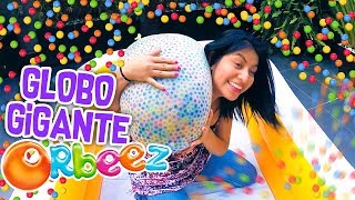 ORBEEZ explotando GLOBOS GIGANTES en ALBERCA 🎈 BAÑO de ORBEEZ 💥  Vloggeras Fantásticas [upl. by Wrench]