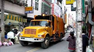 Müllwagen in Taiwan  Taiwanese Garbage Truck [upl. by Nohtan]