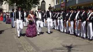 Der Hofstaat schreitet durch die Fussgängerzone beim Schützenfest 2013 in Geseke [upl. by Melleta]