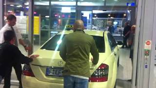 Whats going on  Mercedes S Klasse Taxi [upl. by Mascia405]