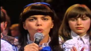 Mireille Mathieu  Mille Colombes 1982 [upl. by Ennaj]