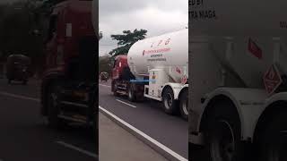 Hino truk tangki LPG enerkon Nusantara [upl. by Mulderig]