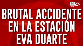 Brutal accidente en la estación Eva Duarte tren se llevó puesto a auto y murió una persona [upl. by Santos]