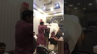 Saloon slapping prank funny 😄 mar par gayi prankvideo vairalshort vairalvideo saloonprank fun [upl. by Rosetta]