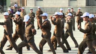 Nordkorea Reise 2012  Szenen einer Übung für eine Parade auf dem KimIlsungPlatz [upl. by Anyar]