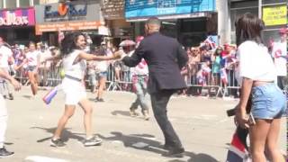 Uniformado bailando salsa parada dominicana [upl. by Ellekram]