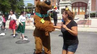 OLIVIA dancin with scooby doo at six flags fiesta texas [upl. by Deborah920]