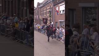 Paard schrikt en slaat op hol tijdens OLS 😳🐴  L1Nieuws [upl. by Amarette]