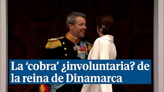 La cobra ¿involuntaria de la reina de Dinamarca a Federico X en el balcón [upl. by Elsa]