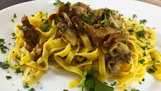 Tagliatelle ai funghi  primo veloce  con finferli e cardoncelli [upl. by Oinoitna]