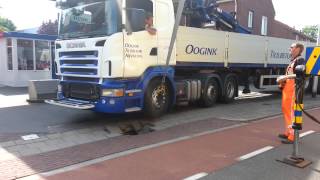 Vrachtwagen vast bij fieten olie [upl. by Eilsil]