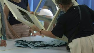 Législatives Début du dépouillement dans un bureau de vote du BasRhin  AFP Images [upl. by Ayt855]