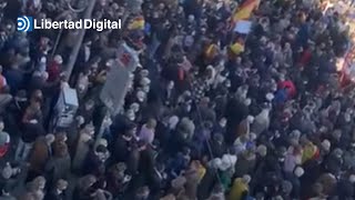 La calle Génova llena de miles de manifestantes a favor de Ayuso [upl. by Borreri979]