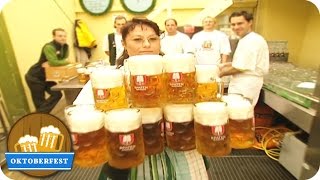 Weltrekord Frau trägt 18 Maß Bier  Oktoberfest München [upl. by Ayekehs]