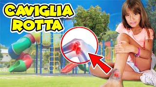 LETIZIA CADE E SI FA MALE SI ROMPE LA GAMBA MENTRE GIOCA AL PARCO GIOCHI CON PAPÀ NIKO OSPEDALE [upl. by Codd]