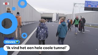 Hier mogen mensen even over de snelweg lopen Gaaf [upl. by Ariada]