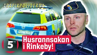 Poliserna blir extra vaksamma under husrannsakan i Rinkeby  Trafikpoliserna  Kanal 5 Sverige [upl. by Edras]