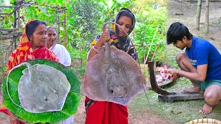 সামুদ্রিক শাপলাপাতা মাছ কেটে গ্রাম্য পদ্ধতিতে কষা রান্না  Stingravy fish cutting and cooking [upl. by Arimaj]