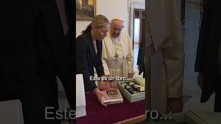 El Papa Francisco recibe un ejemplar de la primera edición de mi novela quotEl Mozárabequot [upl. by Lewan]