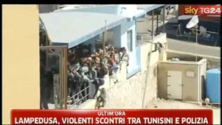 Lampedusa scontri violenti tra polizia tunisini e lampedusani 21092011 [upl. by Satterlee]