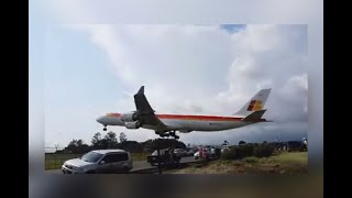 Impresionante aterrizaje por encima de coches en Costa Rica [upl. by Narhet]