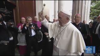 Papa Francesco in Irlanda Larrivo alla St Mary’s ProCathedral di Dublino [upl. by Marco]