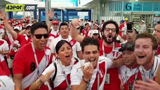 PERÚ 20 Australia Hinchas cantan quotOHH GARECA NO SE VAquot tras victoria peruana en SOCHI [upl. by Aneram45]