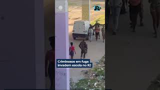 Criminosos em fuga invadem escola pública no Complexo da Maré no RJ shorts JornalDaRecord [upl. by Alilad]