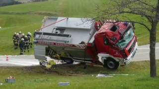 Feuerwehrfahrzeug verunglückt auf Einsatzfahrt [upl. by Ellesirg749]