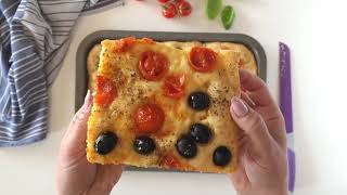 FOCACCIA ISTANTANEA CON POMODORINI E OLIVE  si prepara in un attimo [upl. by Anikat]