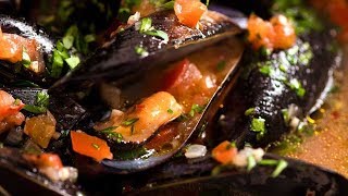 How to Cook Mussels  Steamed Mussels with Garlic White Wine Sauce [upl. by Diana]