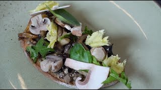 Un chef dans ma cuisine  Lentrée avec Geoffrey Poësson  Tartine de champignons cuits et crus [upl. by Redna557]