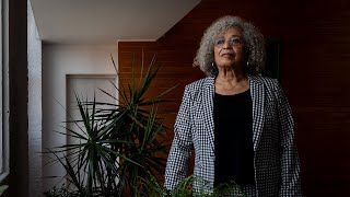 Angela Davis quotNecessitem esperança si volem aconseguir alguna cosa en aquest mónquot [upl. by Killie]